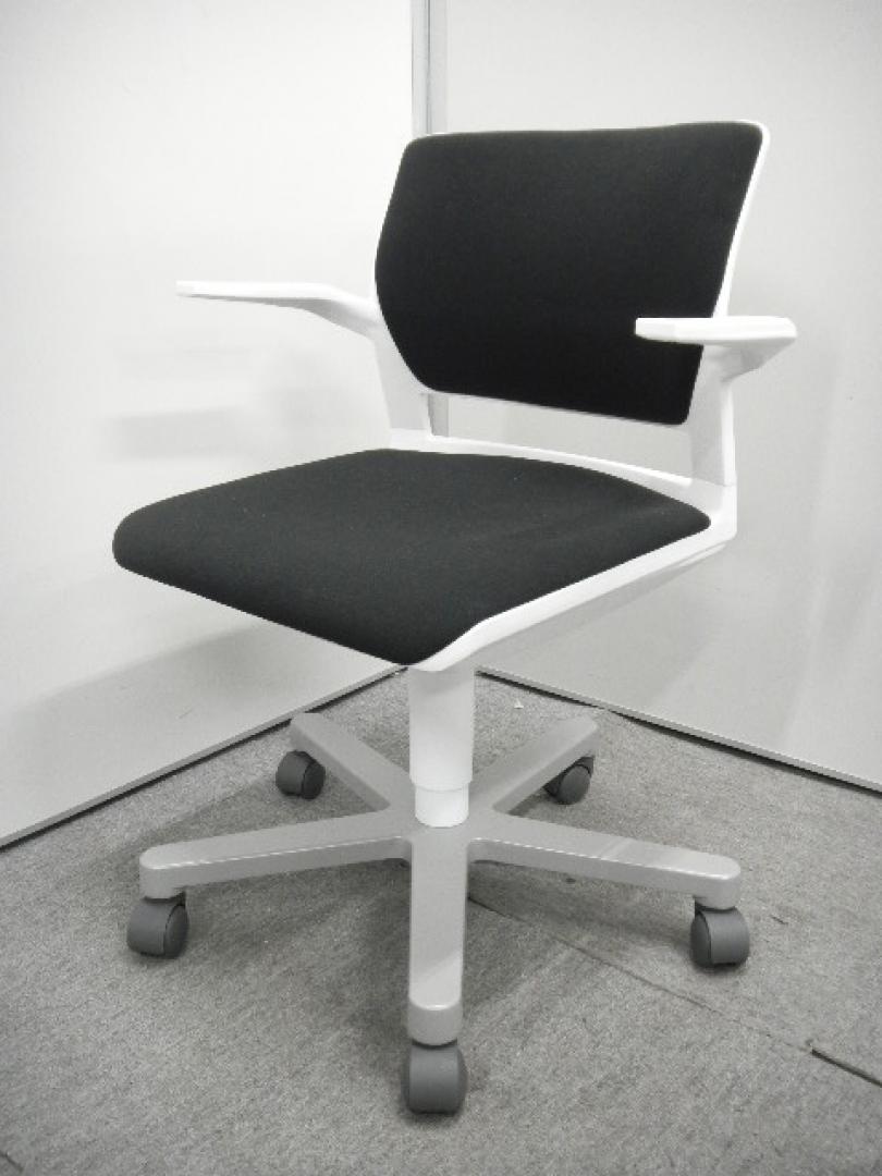 【残り4脚！】【状態良好】ミーティングチェア　キャスター付きで移動も楽々！【ホワイト×ブラックのコントラストが映えます！！】
                        
                                    中古
            