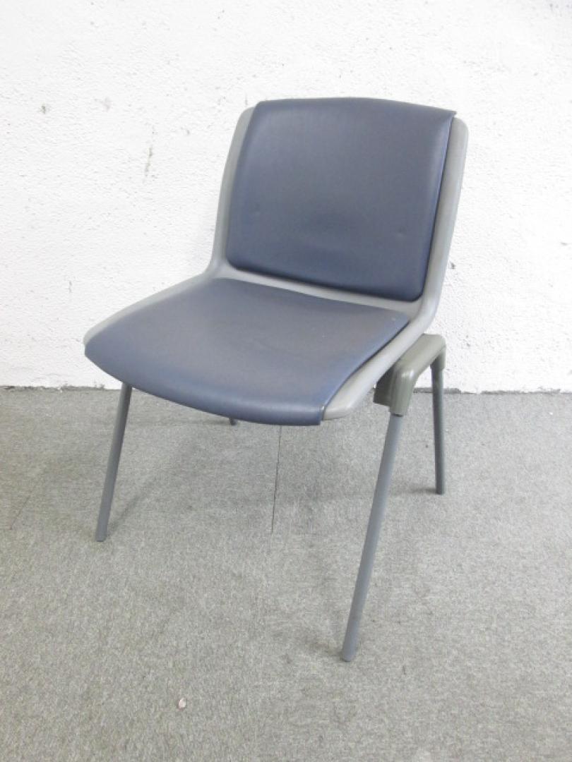 イトーキ製スタックチェア　【お手入れ簡単ビニールレザー仕様】
                        
                                    中古
            