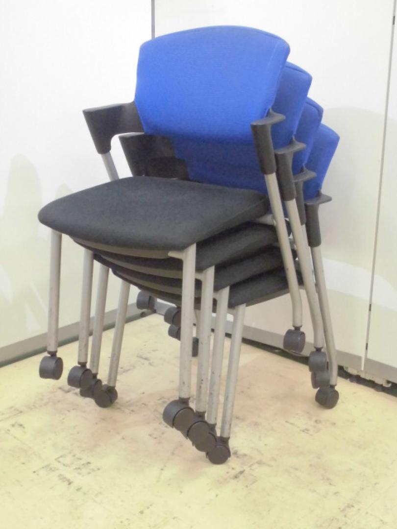 【スタッキングキャスター付】キレイなブルーで事務所が美しく見えます！ 
                        
                                    中古
            