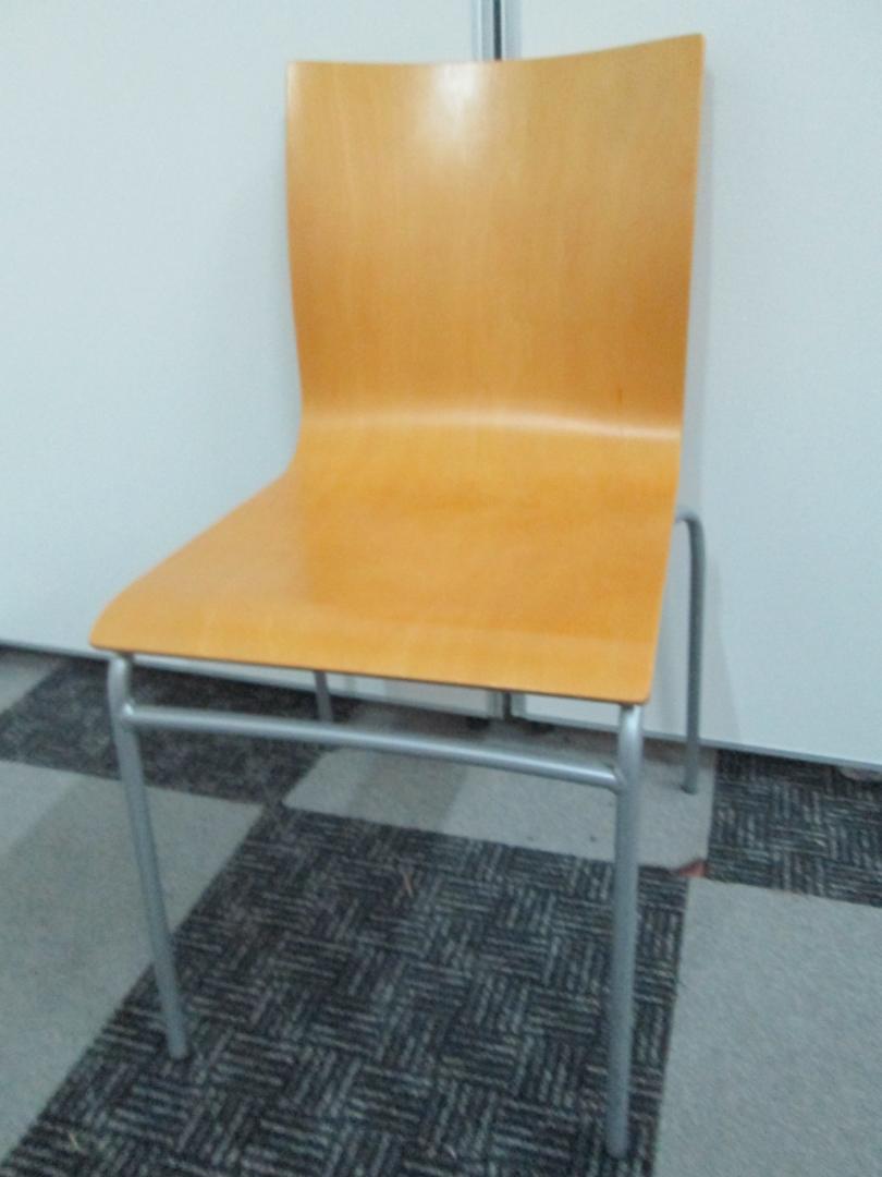 オシャレな木製のスタッキングチェアです。休憩室や待合室等に最適です。
                        
                                    中古
            