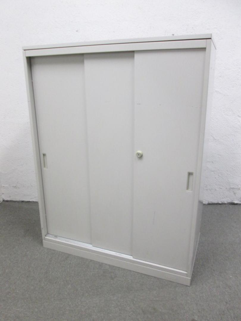 オカムラ製3枚扉引き違い書庫　【天板付き】【背面に連結穴の跡有り】
                        42
                                    中古
            