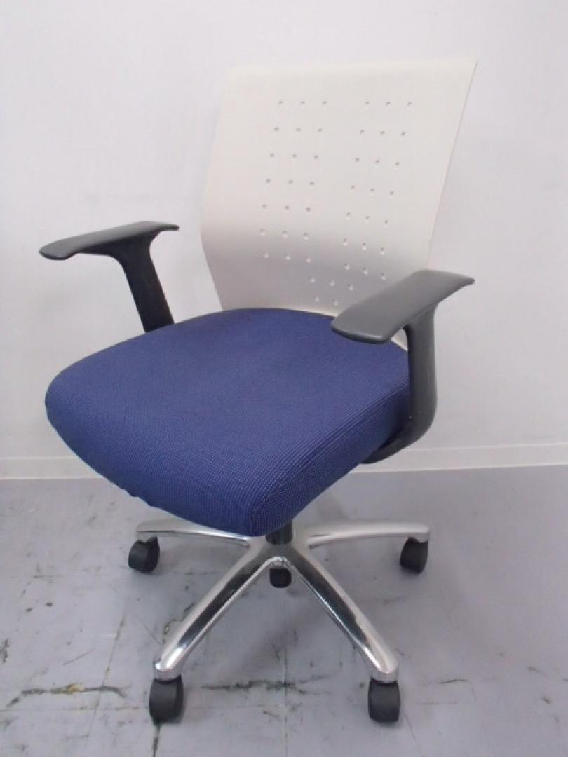 【残り２脚！】｜肘付き｜ブルー｜オフィス空間を知的に彩る、洗練されたスリムなフォルム！ 
                        エクサージュ
                                    中古
            