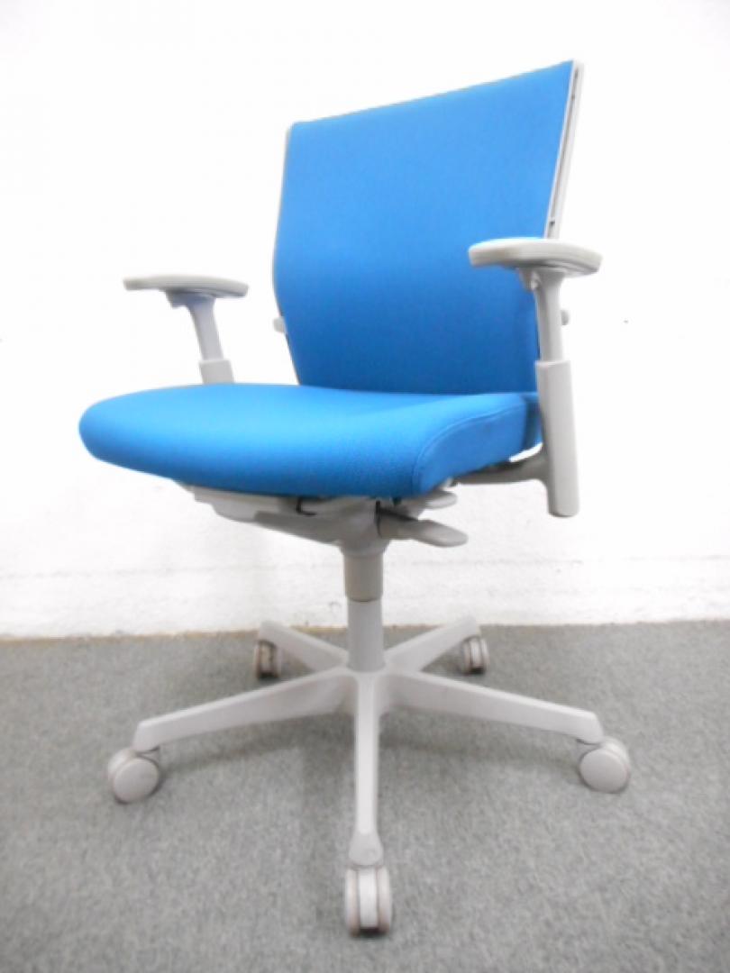 ■エスクードチェア（アジャストアーム）ターコイズブルー／グレーシェル　■オカムラ（OKAMURA）ESCUDO
                        エスクード 【ESCUDO】
                                    中古
            