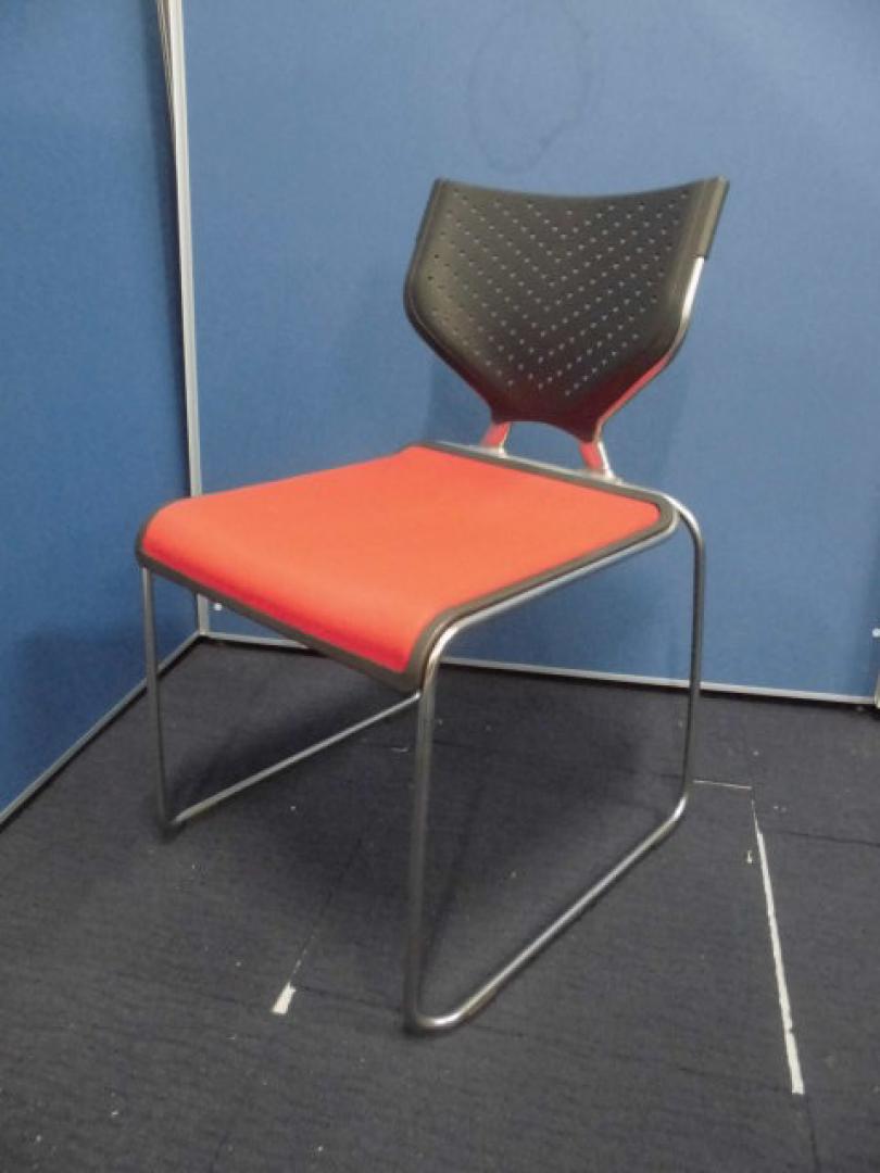 【オシャレなスタッキングチェア】オカムラ製｜レッド×ブラック｜背中の形がカワイイです！【ロット】
                        
                                    中古
            
