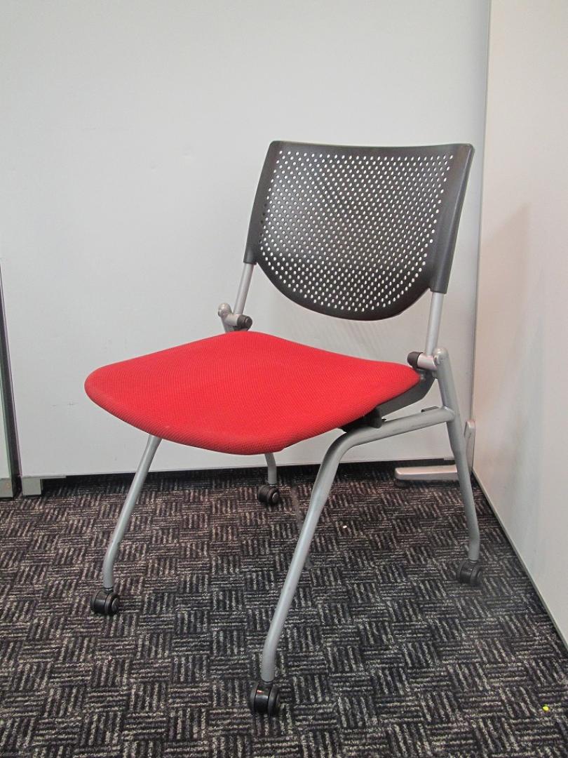 【1脚限定　オカムラ製プロスタックチェア】【1点物】～鮮やかなレッド色　ネスティング～
                        プロスタック
                                    中古
            
