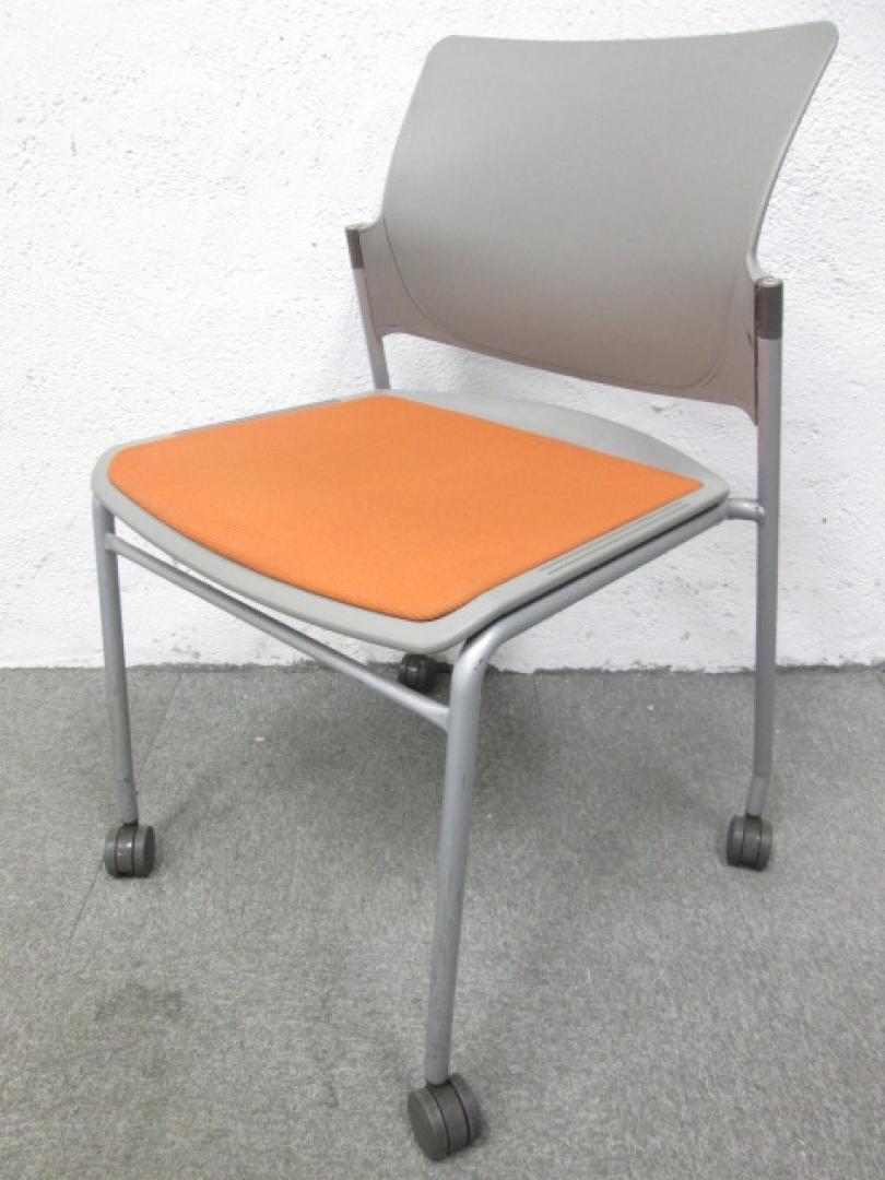 オカムラ製スタックチェア　【キャスター付き】
                        
                                    中古
            