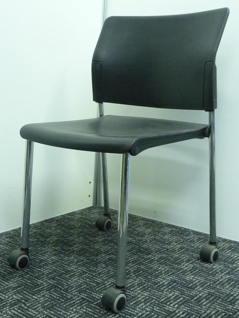 【限定４台】■キャスター付で自由な動きが可能なスタッキングチェア■落ち着いた色合いなのでどんなオフィスにも似合います
                        
                                    中古
            