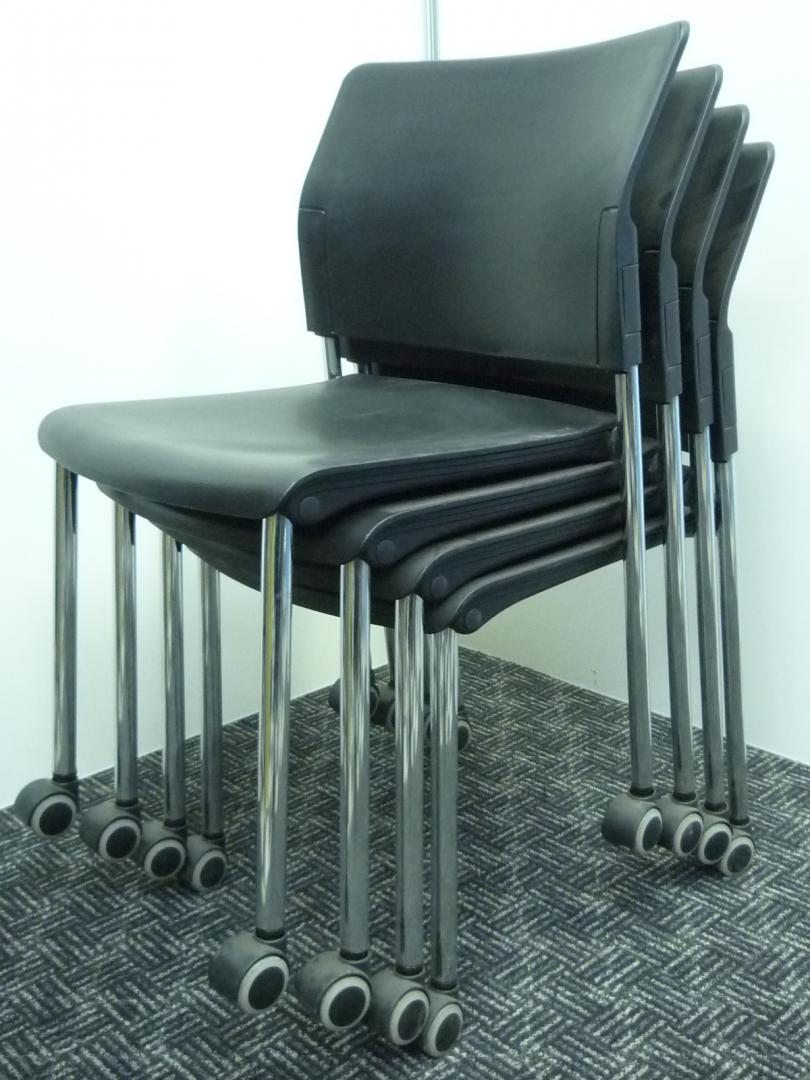 【残り１セット】■キャスター付で自由な動きが可能なスタッキングチェア■重ねて使えるのでスペースを無駄なく使用可能
                        
                                    中古
            