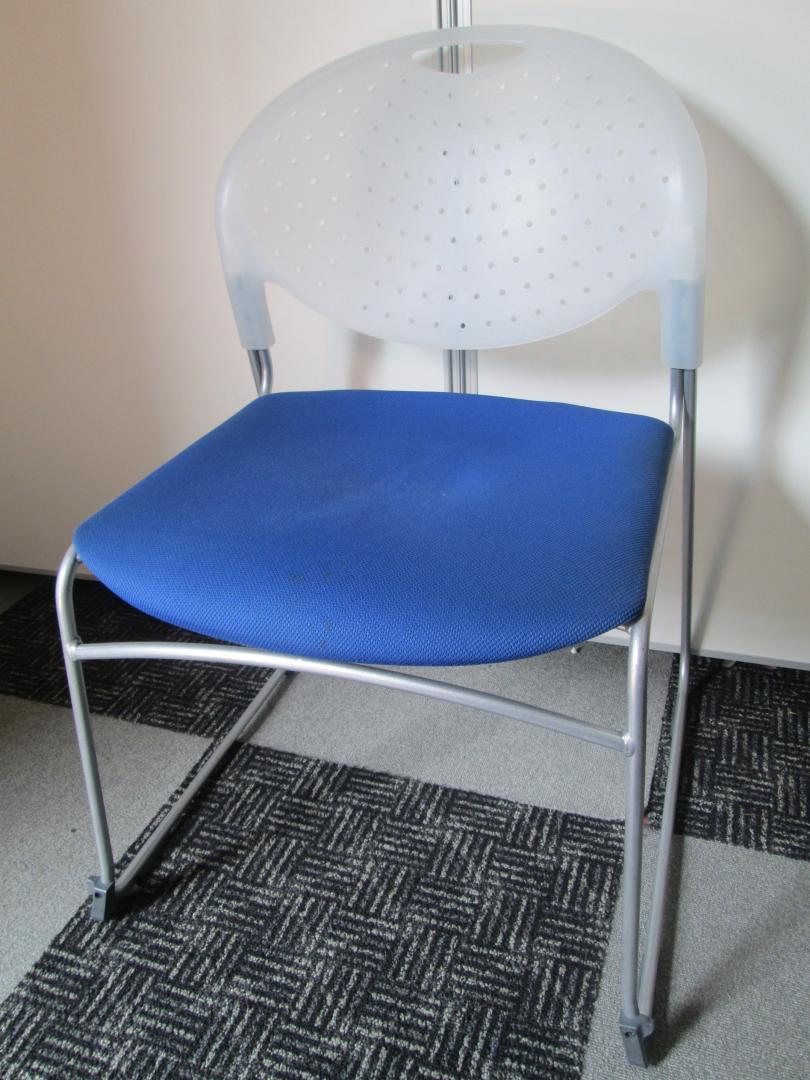 【残り16脚！】国産メーカーのオシャレなスタッキングチェアです。休憩室や会議室にいかがでしょうか。
                        
                                    中古
            