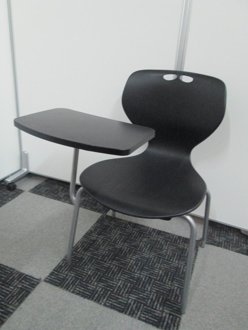 【限定４脚】希少なメモ台付のスタッキングチェアです。汚れが目立ちにくいブラック
                        MC-404T BK
                                    中古
            