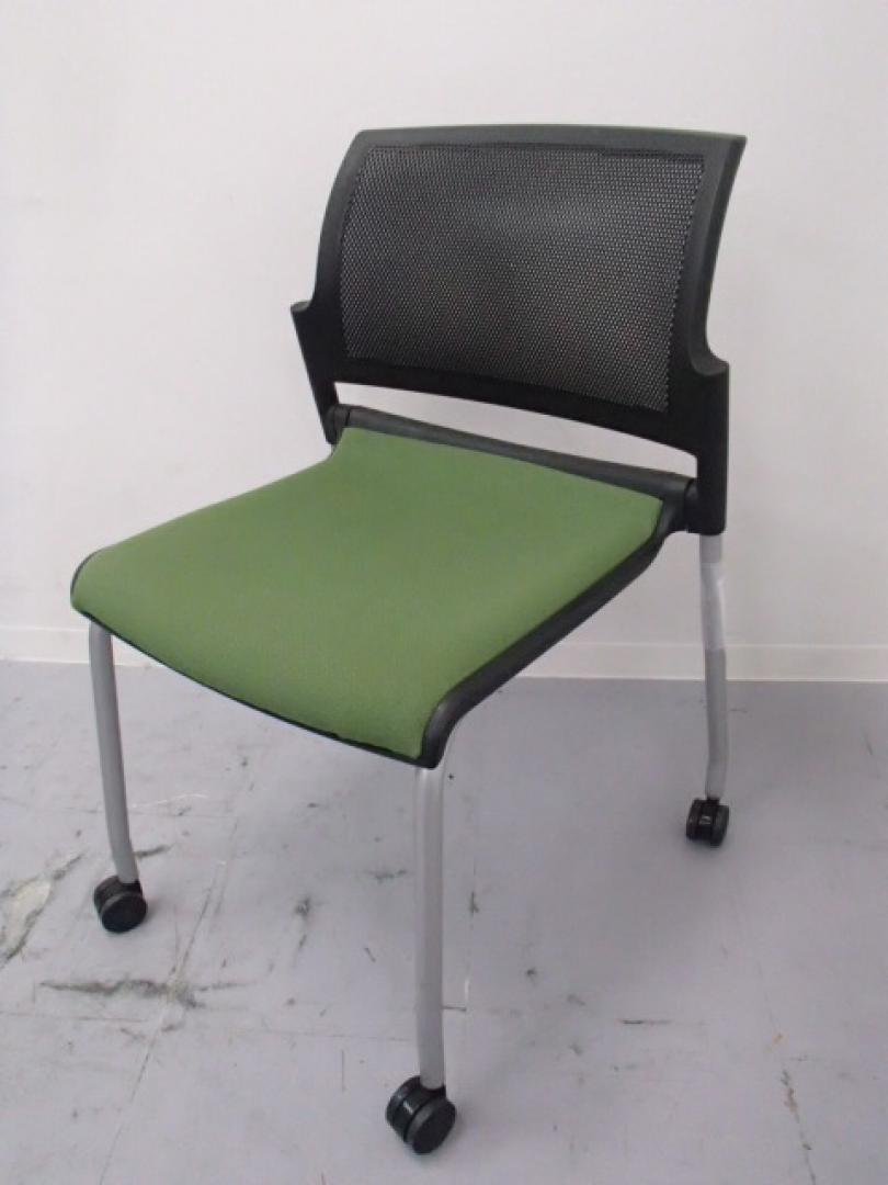 【ミーティングチェア】｜グリーン色｜座を持ち上げるだけでスタッキングでき、キャスター付なので設置・収納が楽にできます。  
                        - 
                                    中古
            