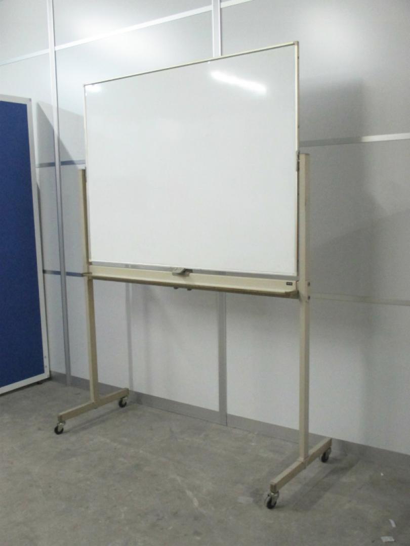 【書きやすく消しやすいホーロー製】脚付き両面ホワイトボード　盤面幅1200mm　高さ900mm 支柱に日焼けあります【中古オフィス家具】 
                        
                                    中古
            
