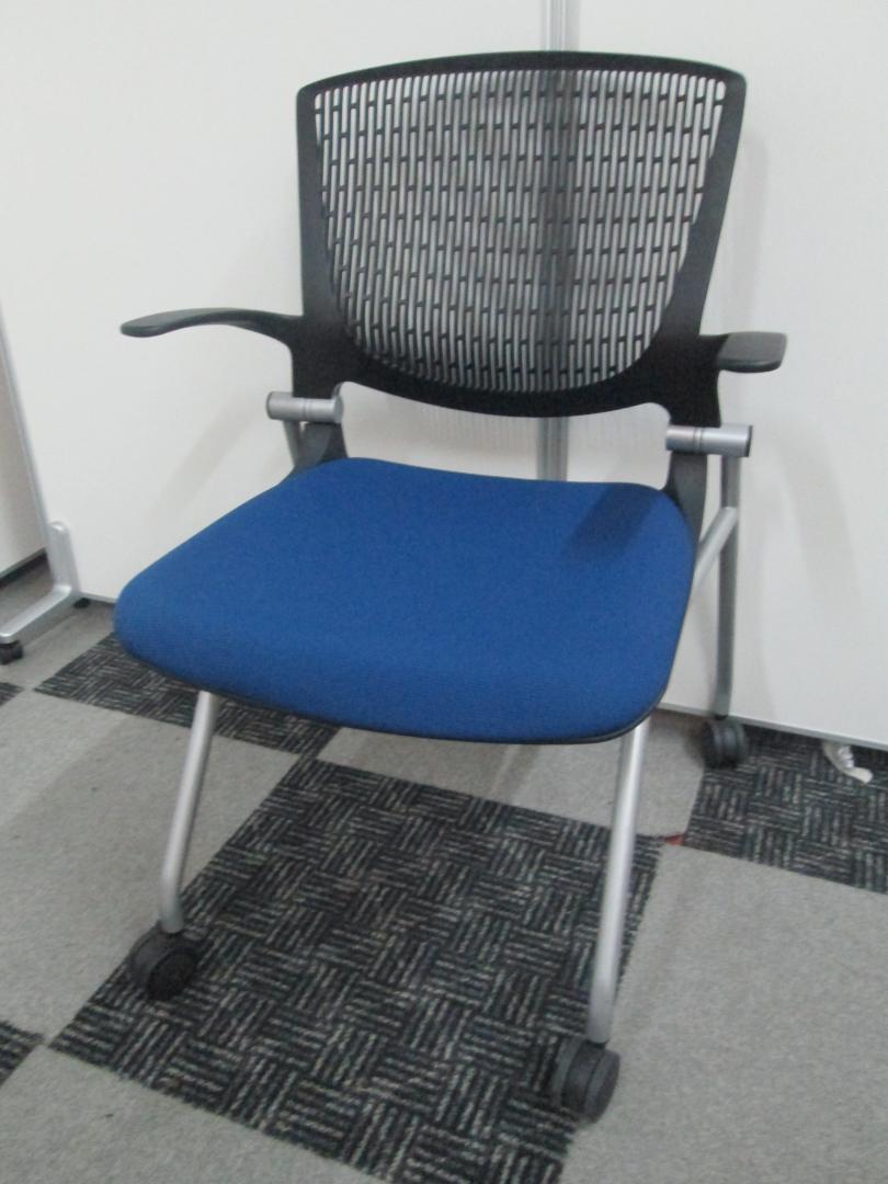 【状態良好品３脚入荷！】国産のネスティングチェアが３脚入荷。レアな肘付です！
                        グラータ
                                    中古
            