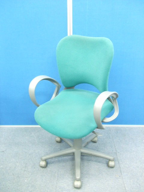 【数量限定！！】　グリーン色の肘付きチェア
                        オーバルチェア
                                    中古
            