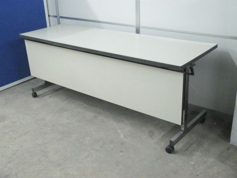 【2台入荷】会議室やちょっとした執務スペースにピッタリ！キャスター付きの折畳テーブル！【中古オフィス家具】【幕板付き】
                        
                                    中古
            