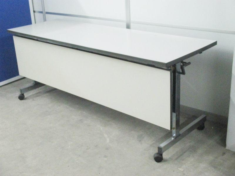 【1台限定！】小さいスペースの席づくりにピッタリ！キャスター付きの折畳テーブルです！【中古オフィス家具】【幕板付き】
                        
                                    中古
            