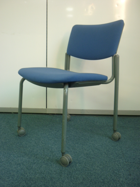 キャスター付きのミーティングチェア　ブルー
                        
                                    中古
            