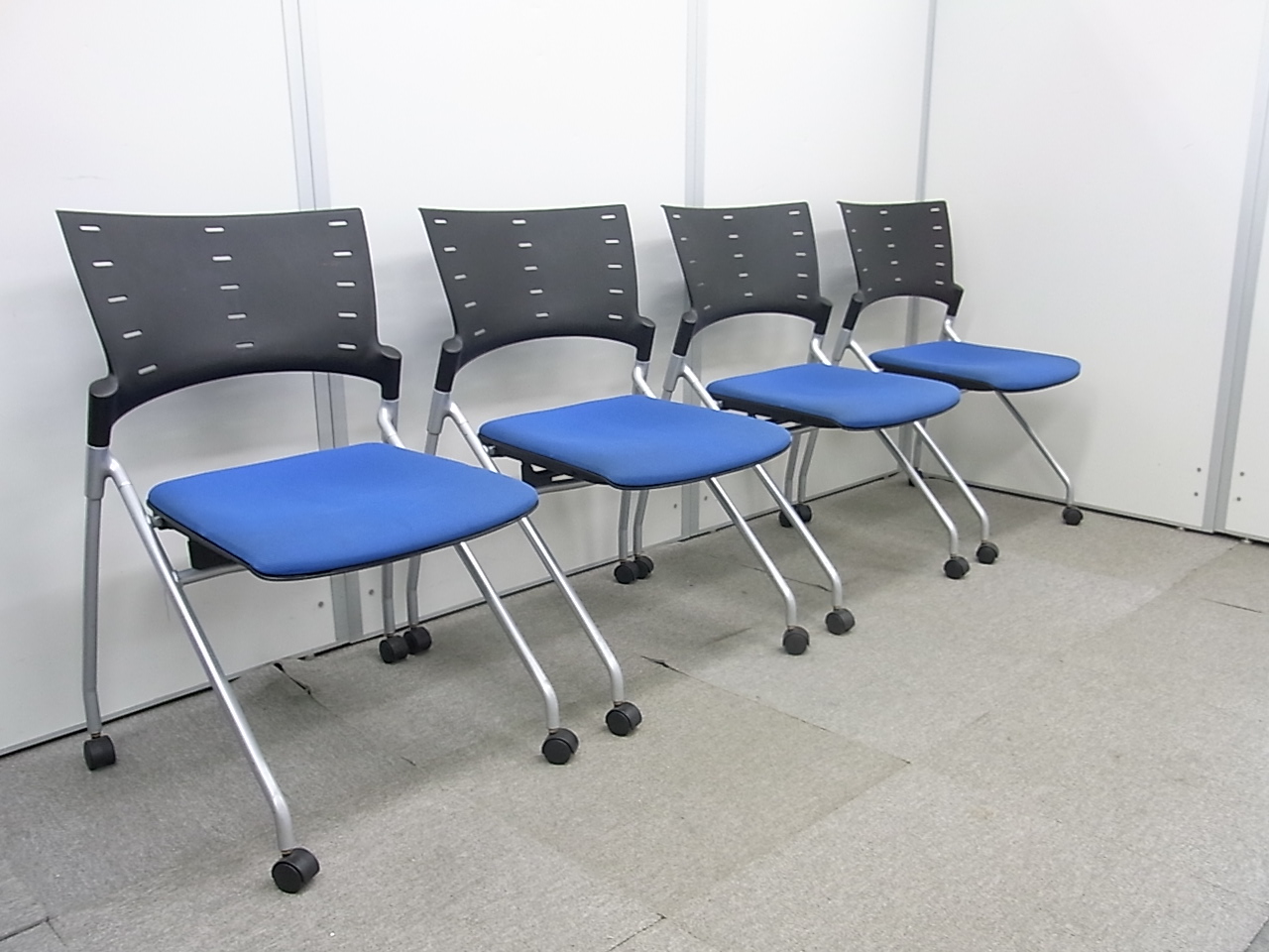 【4脚セットで1,000円OFF】イトーキ製マノスシリーズ ミーティングチェア■オフィスで人気のネスティングタイプ ウルトラマリンブルー　布張り【オススメ ミーティングチェア】
                        マノス
                                    中古
            