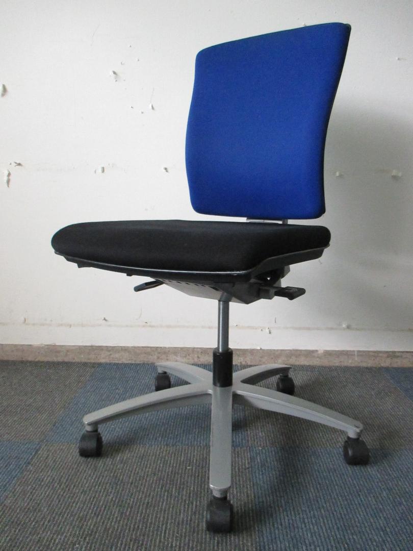 【6脚揃います】【現行カタログ品】イナバ製　iNFINIA　インフィニアチェア【2トーンカラーが人気です！】
                        iNFINIA（インフィニア）
                                    中古
            