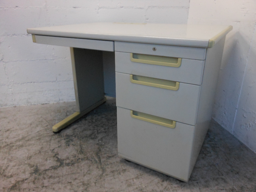 まだまだ現役！オカムラ製片袖机！
                        DB
                                    中古
            