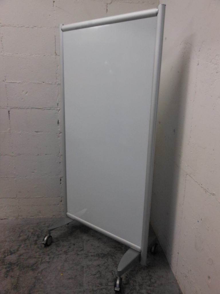 人気のパーティションタイプ！～仕切りとしての使用も～自立ホワイトボード
                        
                                    中古
            