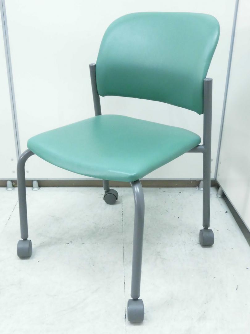 【2脚入荷】ビニール素材ですので汚れを気にせず使えます！！コクヨ製キャスター付きスタッキングチェア
                        会議用イス100シリーズ
                                    中古
            