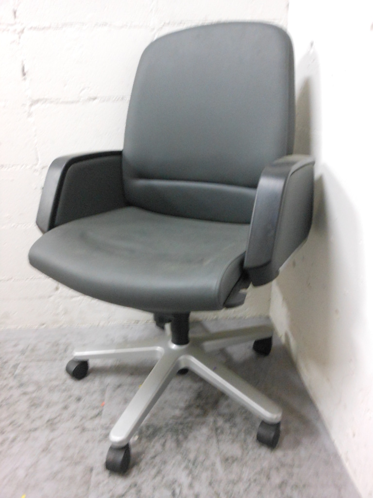 【4台限定】【一度座ってもらえると分かる■この座り心地】【やみ付きになります！】
                        マネージメントチェア300-310シリーズ
                                    中古
            