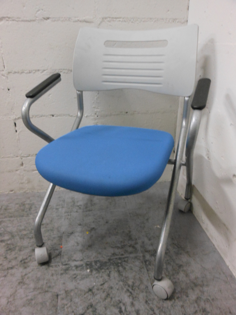 【限定１脚】【在庫限りにより破格の価格！！】
                        
                                    中古
            