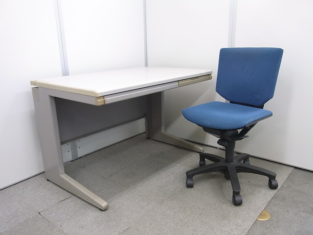 【安い！チェアとデスクセット】イトーキ製の平机と肘無しチェアの2点セット■11,000円でデスクもチェアも揃います！しかも、国内メーカー品！
                        チェア：トリノ　デスク：CR
                                    中古
            