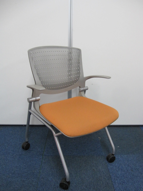 【POPな配色が人気】ネスティングチェア　グラータ　肘付　オレンジ×グレーシェル
                        グラータ
                                    中古
            