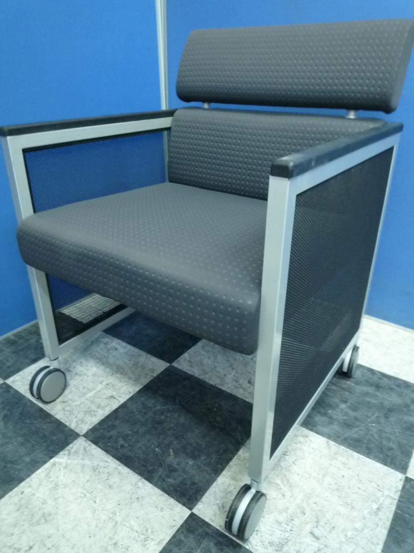 【限定２脚！】■オカムラ製ミーティングチェア■キャスター付き■軽量＆コンパクト■状態良好
                        
                                    中古
            