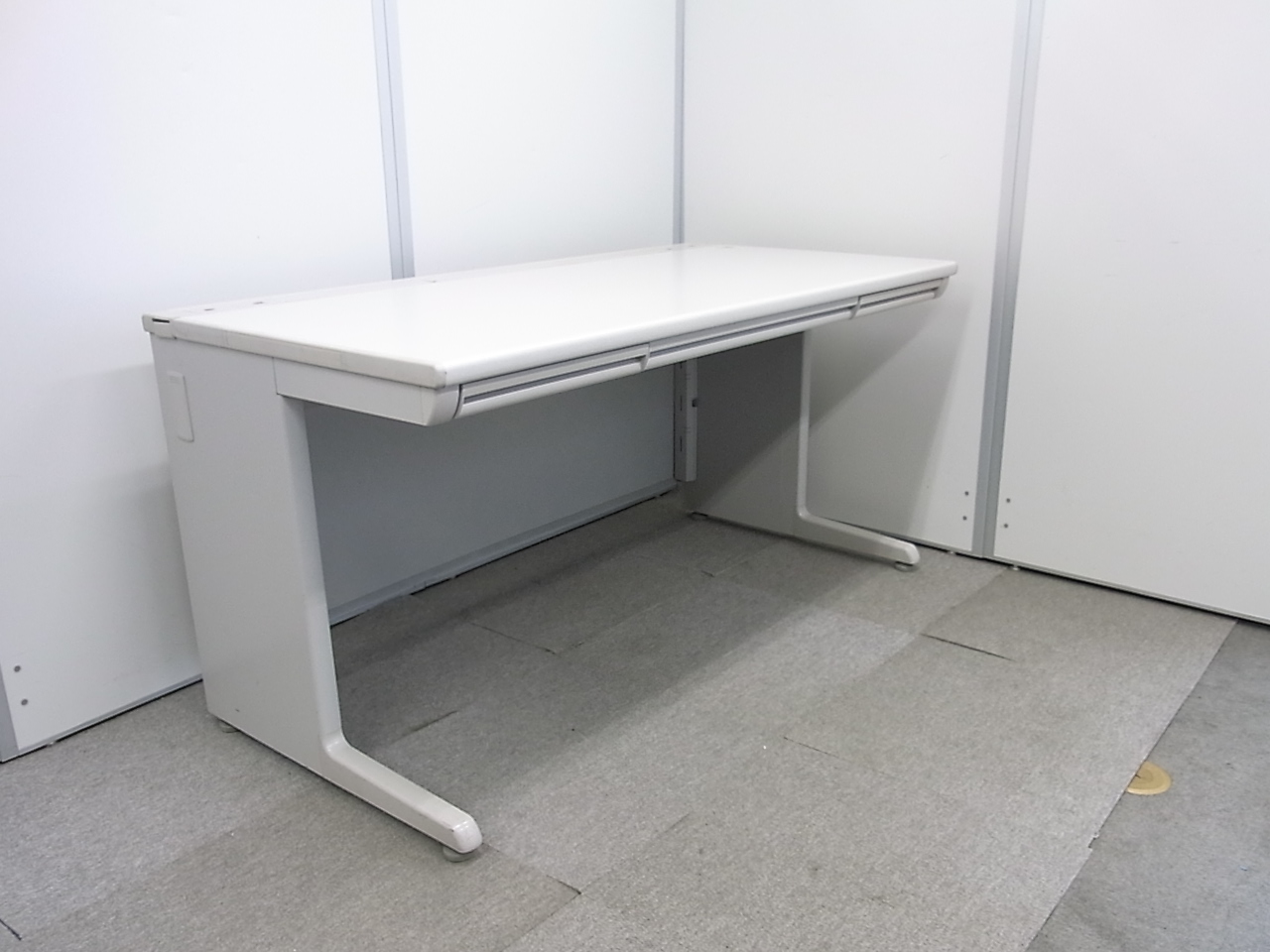 【1台入荷】オカムラ製SD-eシリーズ　平机！1400mmタイプの幅広型！机上にたくさんの書類を広げても大丈夫！
                        SD-eデスクシステム
                                    中古
            