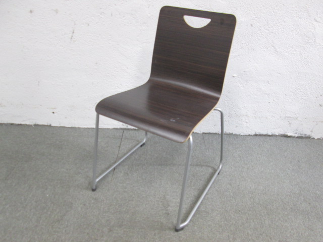 オカムラ製　木製スタックチェア　
                        
                                    中古
            