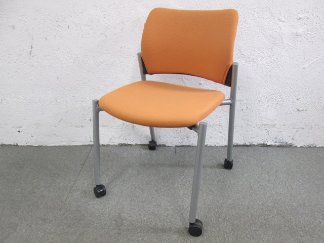 【オカムラ製】　【スタックチェア】　【移動に便利なキャスター付き】
                        
                                    中古
            