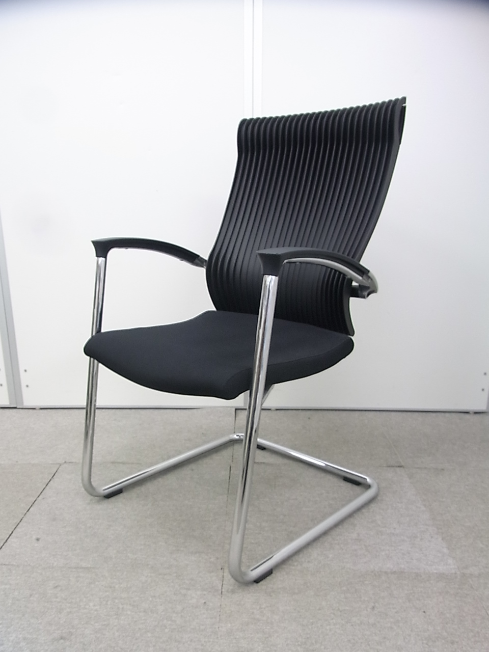 イトーキ製　スピーナチェア　【お洒落なミーティングチェアが入荷！】【限定2脚！】
                        スピーナ
                                    中古
            