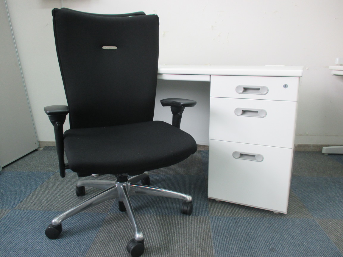 【上長様用に如何でしょうか？！】ＬＩＯＮ製　片袖机+オカムラ製　フィーゴチェア【幅1200ｍｍ】【高級チェア】
                        
                                    中古
            
