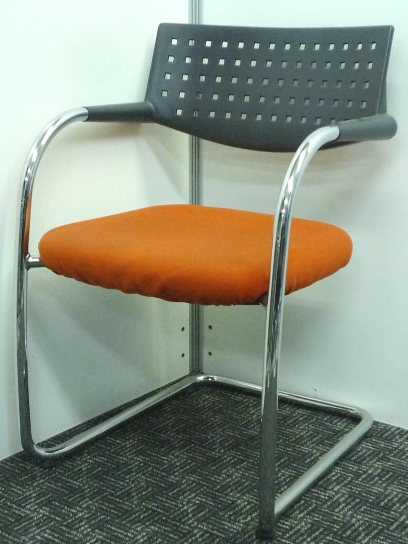 【限定４脚】高級感と耐久性を兼ね備えたミーティングチェア■重ねて収納可能！■応接用にもＧＯＯＤ！
                        ビサビチェア
                                    中古
            