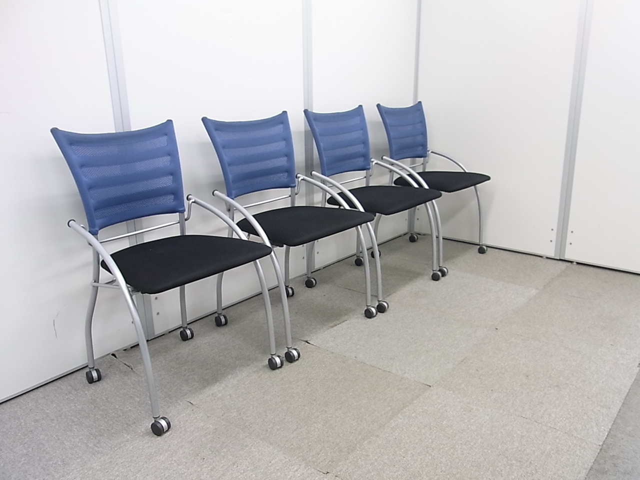 【おすすめ！4脚セット】イトーキ製の涼しげなメッシュチェア！ネスティング可能なミーティングに適したチェアです！【セットで2,000円お得！】
                        プリエ2
                                    中古
            