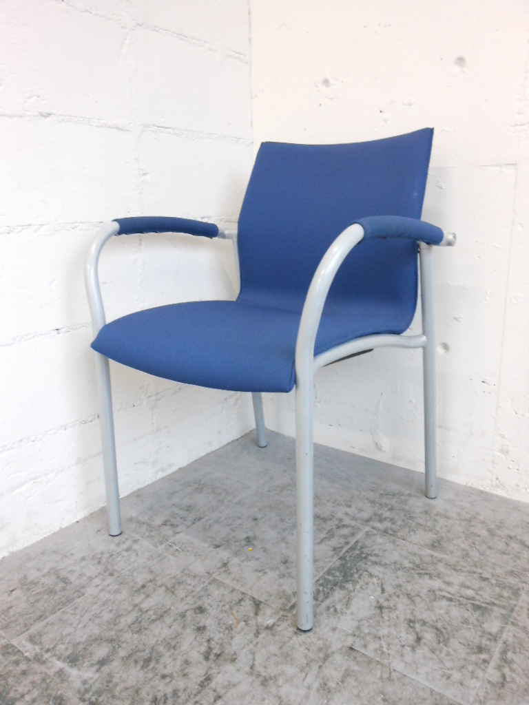 ～値下げしました！￥5,000→￥4,000～【座り心地抜群！】プラス｜スタッキングチェア肘付｜布地・ブルー｜会議用チェア
                        
                                    中古
            