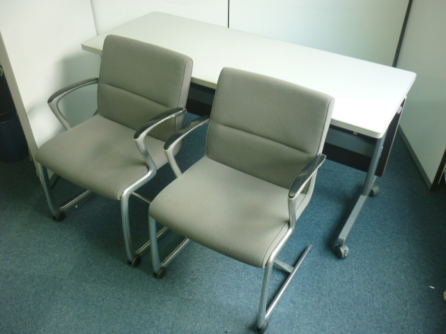 【セット】【中古】国内メーカー　扱いやすいサイドスタックテーブル入荷！！
                        
                                    中古
            