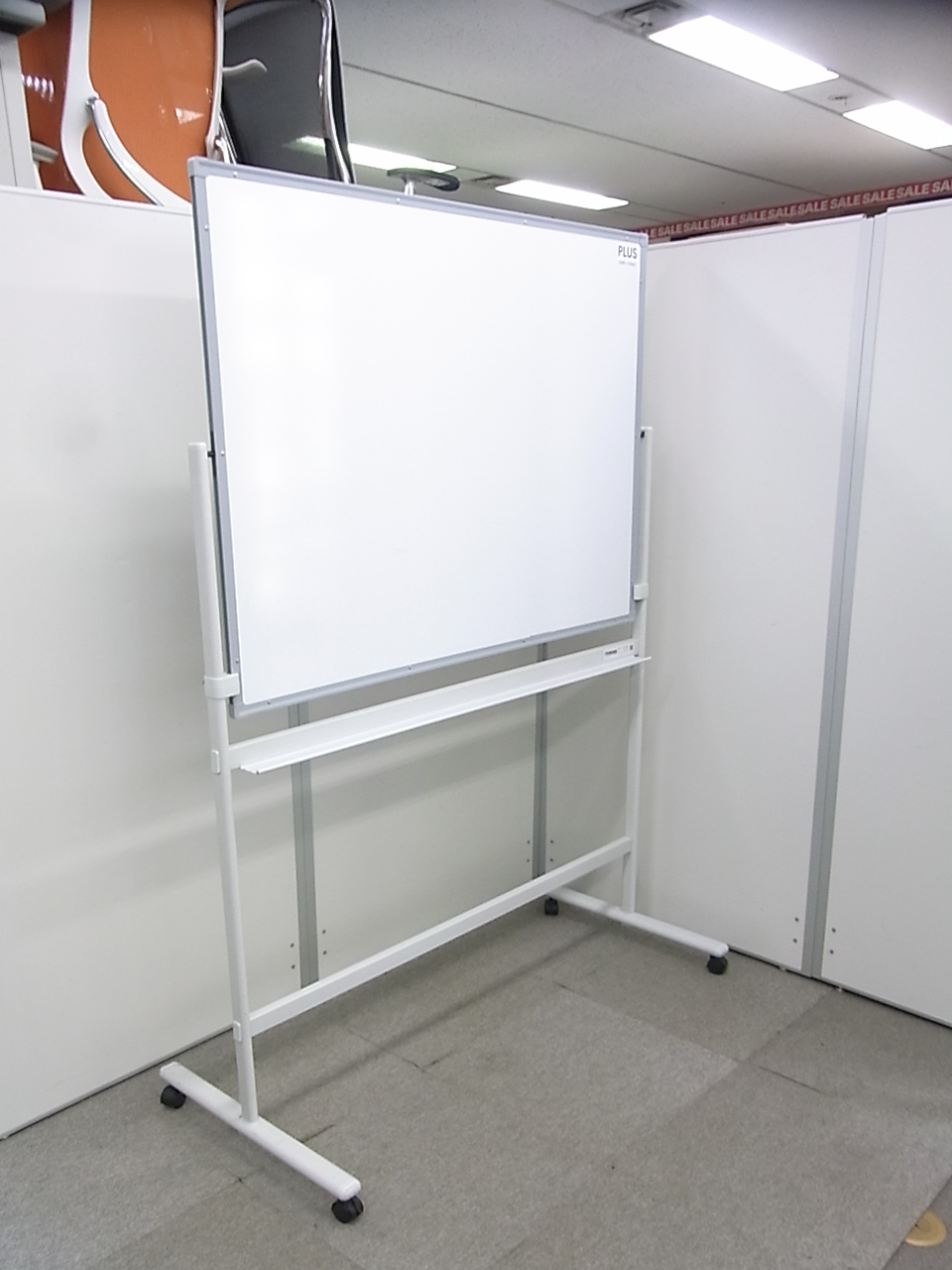 【１台入荷！】オフィスの必需品！ホワイトボード！■両面自立式のプラス製ホワイトボード！
                        
                                    中古
            