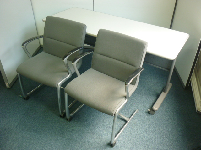 【セット】【中古】国内メーカー　扱いやすいサイドスタックテーブル入荷！！肘付ミーティングチェア
                        
                                    中古
            