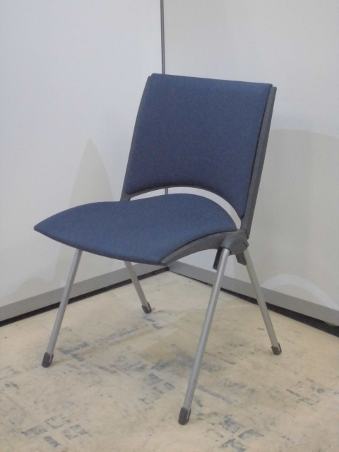 人気のネイビーブルースタッキング！ミーティングスペースに是非！
                        
                                    中古
            