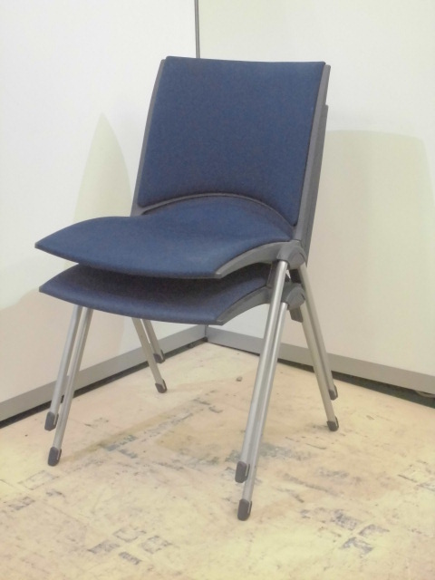 人気のネイビーブルースタッキング！ミーティングスペースに是非！ 
                        
                                    中古
            