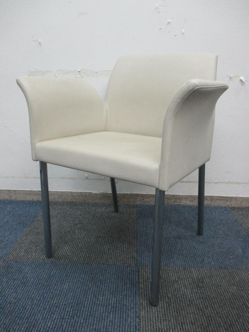 【なんと定価10万以上!!】【コラーゲン入りレザー張り】内田洋行製　ミーティングチェア【4本脚】【ホワイトアイボリー色】
                        GMシリーズ
                                    中古
            