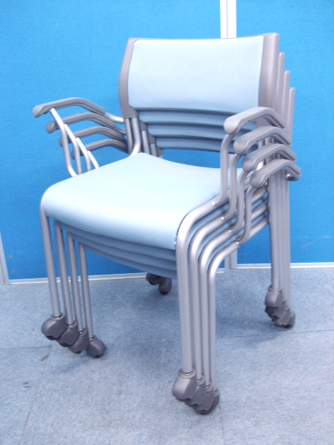 【4脚セット】定番のブルーのチェア【スタッキング、キャスター付き】 
                        
                                    中古
            