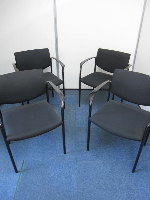 【セット商品】【高級スタックチェア】肘かけ付き　スタッキングチェア　４脚×１セット　カラー：ブラック【ミーティングチェア】
                        475シリーズ
                                    中古
            