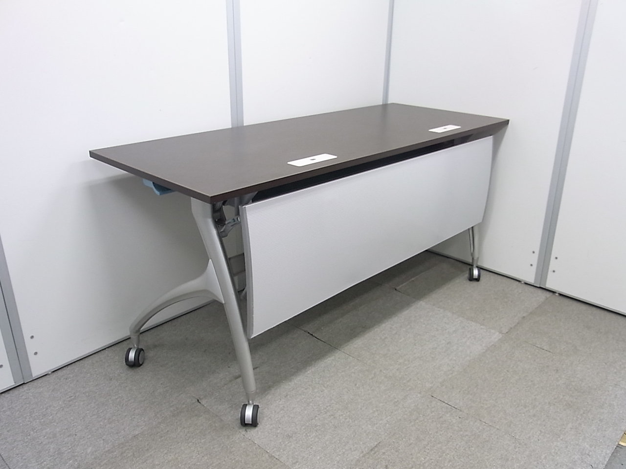 【残り3台！高品質！】イトーキ製 LILISH(リリッシュ) サイドスタックテーブル■ダークブラウン 配線タップ 幕板付き
                        リリッシュ2
                                    中古
            