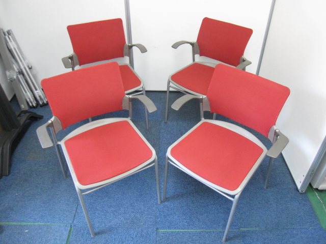 【セット商品】【ミーティングチェア】オカムラ製　フォルマミーティングチェア肘付き　４脚×１セット　カラー：レッド【会議用チェア】
                        フォルマ
                                    中古
            