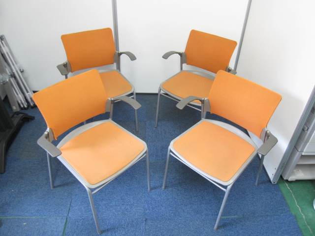 【セット商品】【ミーティングチェア】オカムラ製　フォルマミーティングチェア肘付き　４脚×１セット　カラー：イエロー【会議用チェア】
                        フォルマ
                                    中古
            